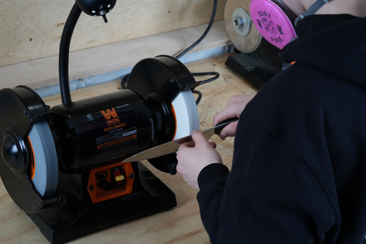 Professional knife sharpener sharpening knife